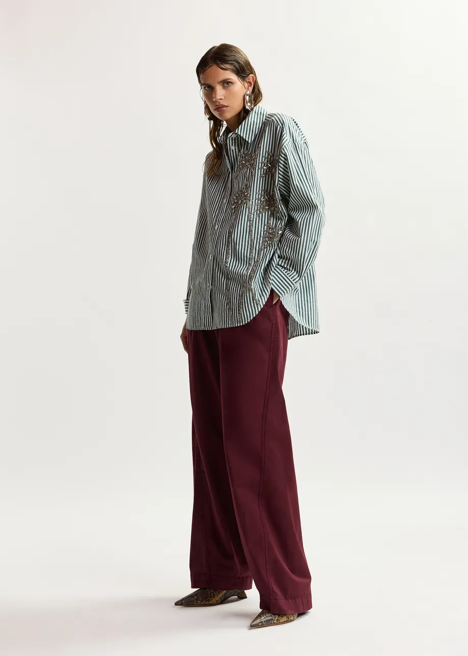 Camicia oversize a righe in cotone, bianco sporco, verde e grigio, con decorazioni di paillettes e perline