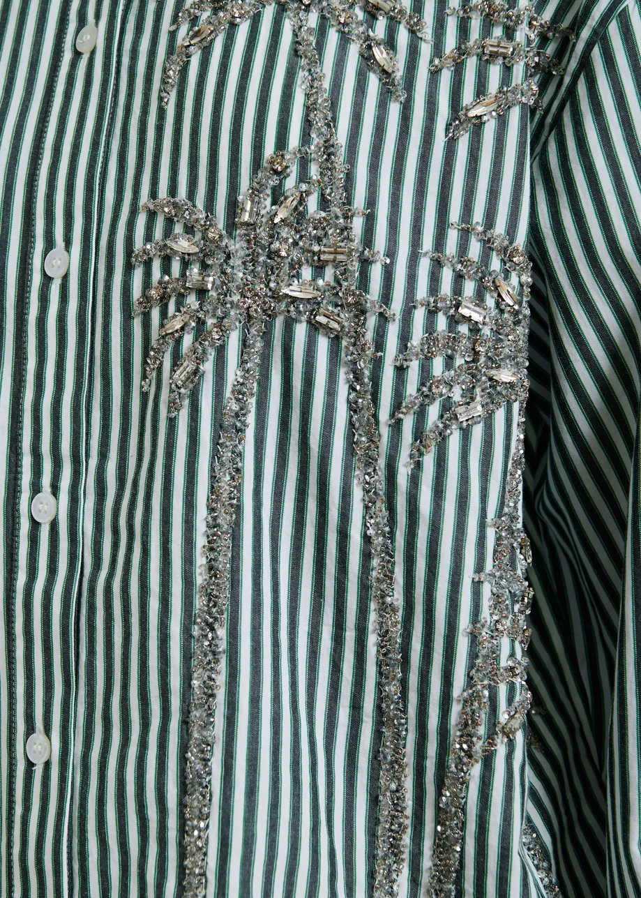 Camicia oversize a righe in cotone, bianco sporco, verde e grigio, con decorazioni di paillettes e perline