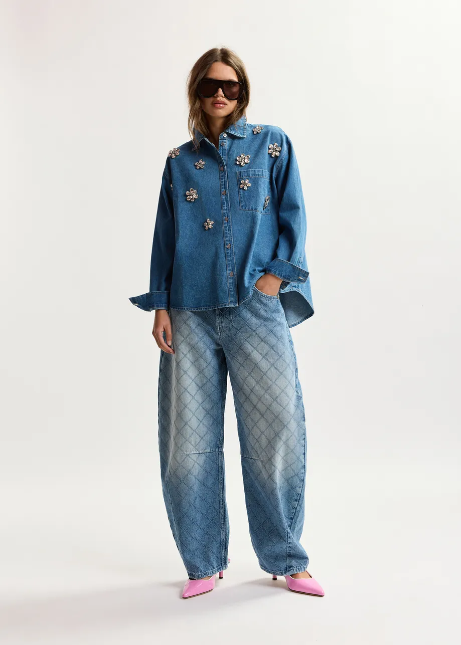 Blauwe katoenen jeans met barrelpijp en sierstiksels
