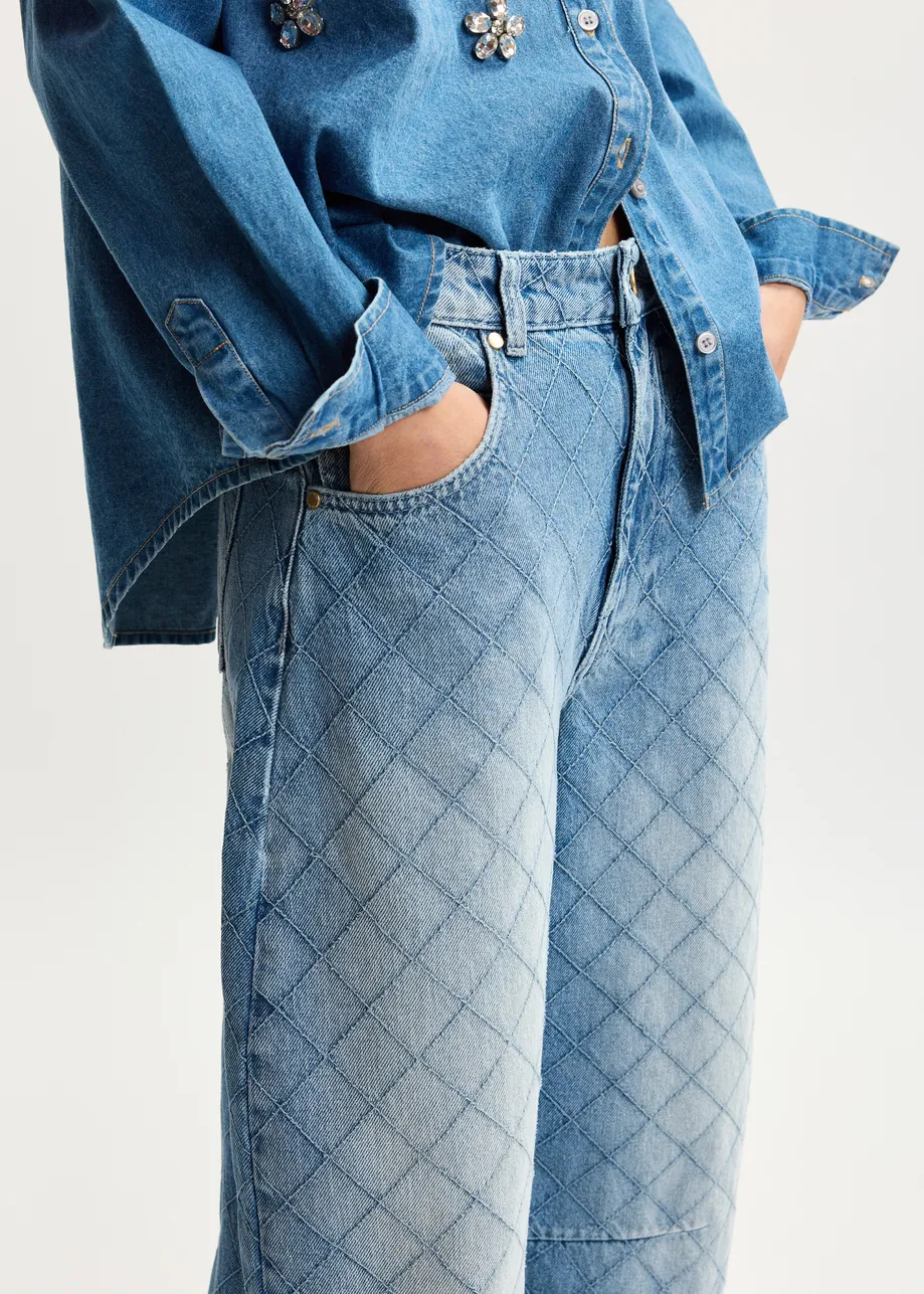 Blauwe katoenen jeans met barrelpijp en sierstiksels