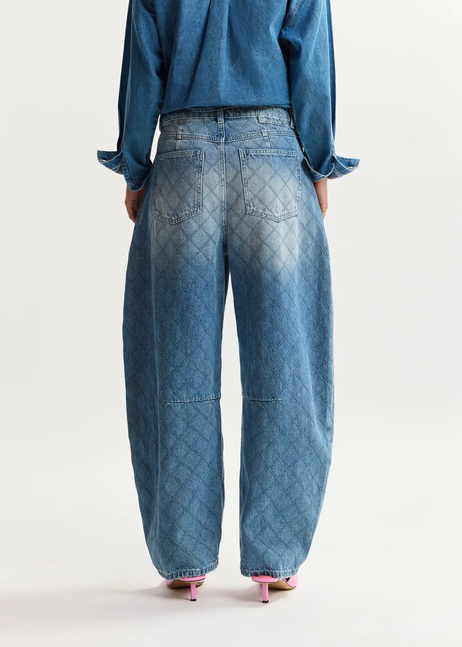 Blauwe katoenen jeans met barrelpijp en sierstiksels