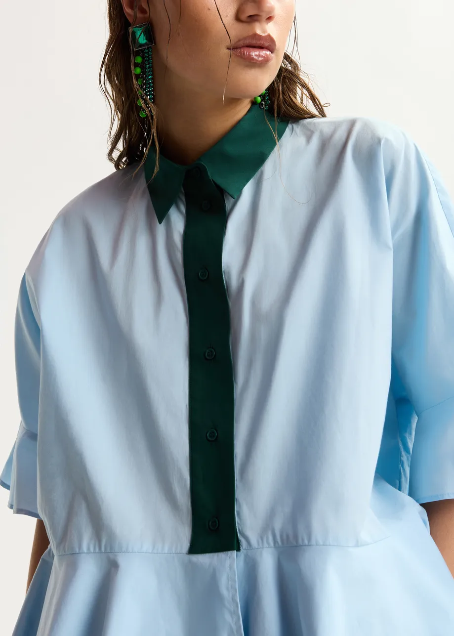 Camicia in cotone modello peplum, azzurra, dettagli a contrasto verde scuro