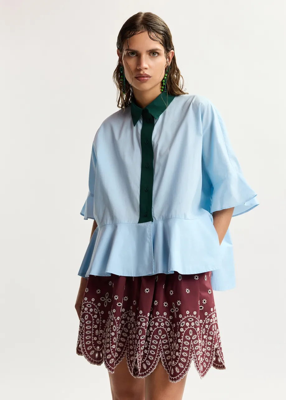 Camicia in cotone modello peplum, azzurra, dettagli a contrasto verde scuro