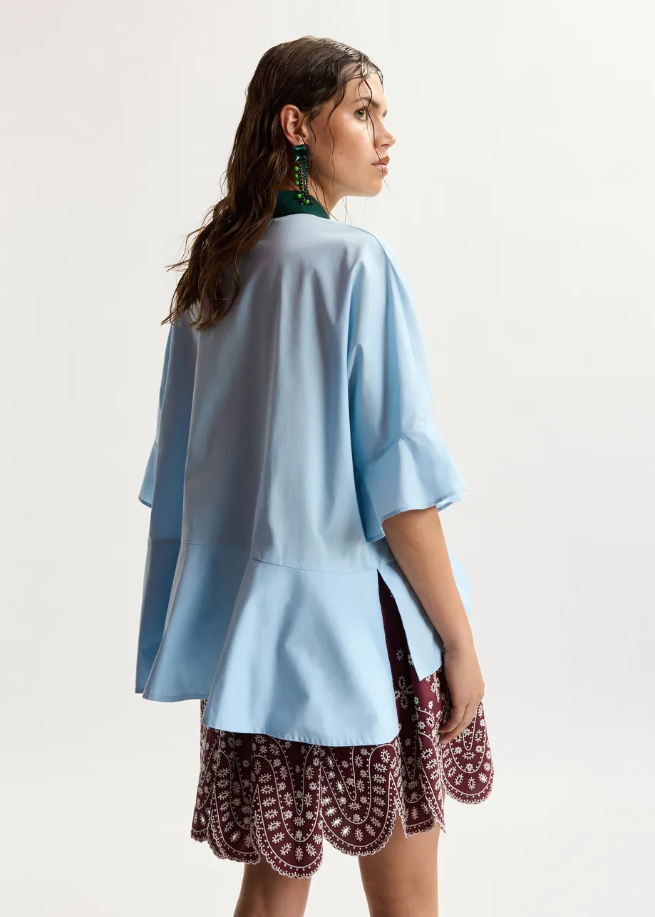 Camicia in cotone modello peplum, azzurra, dettagli a contrasto verde scuro