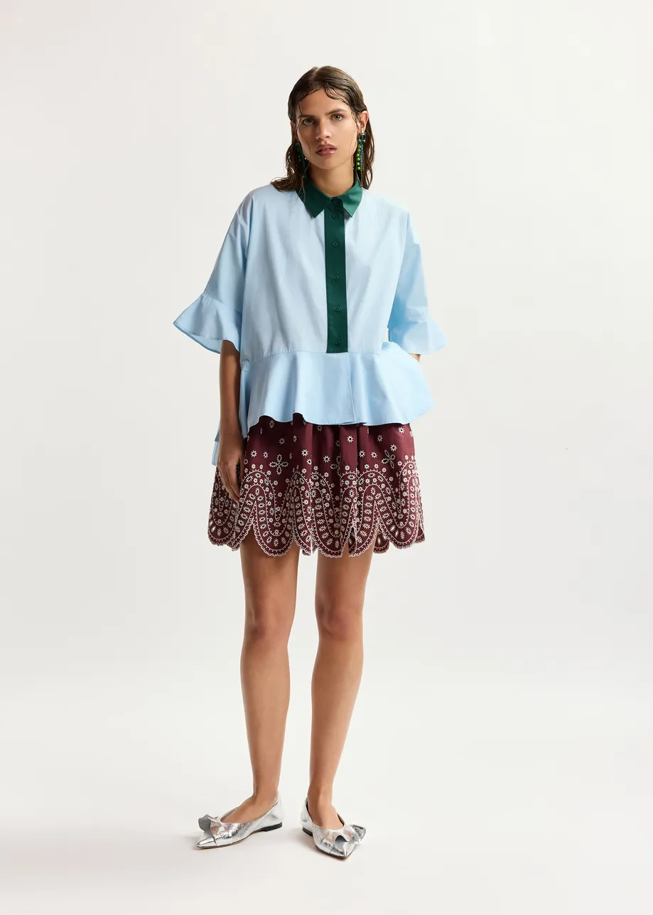 Camicia in cotone modello peplum, azzurra, dettagli a contrasto verde scuro