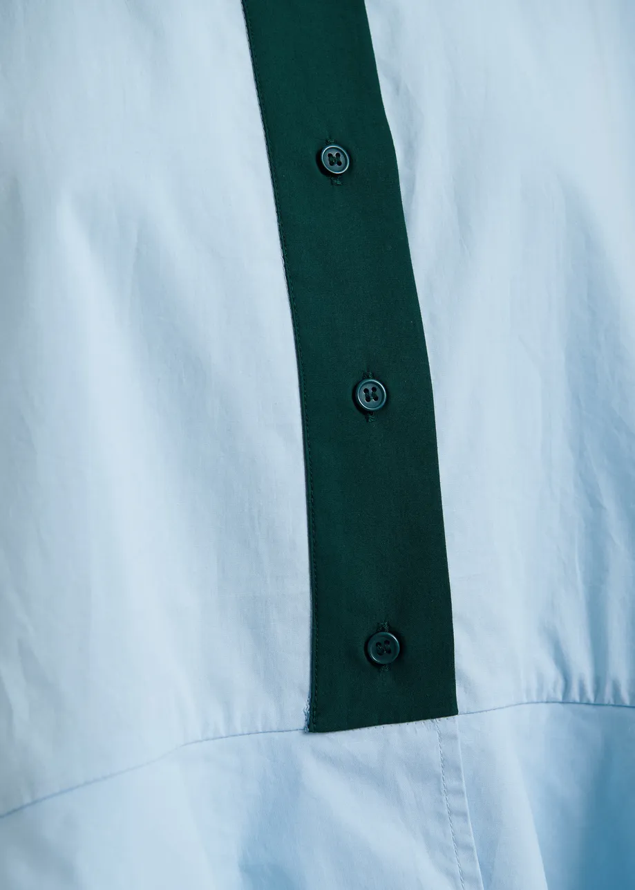 Camicia in cotone modello peplum, azzurra, dettagli a contrasto verde scuro
