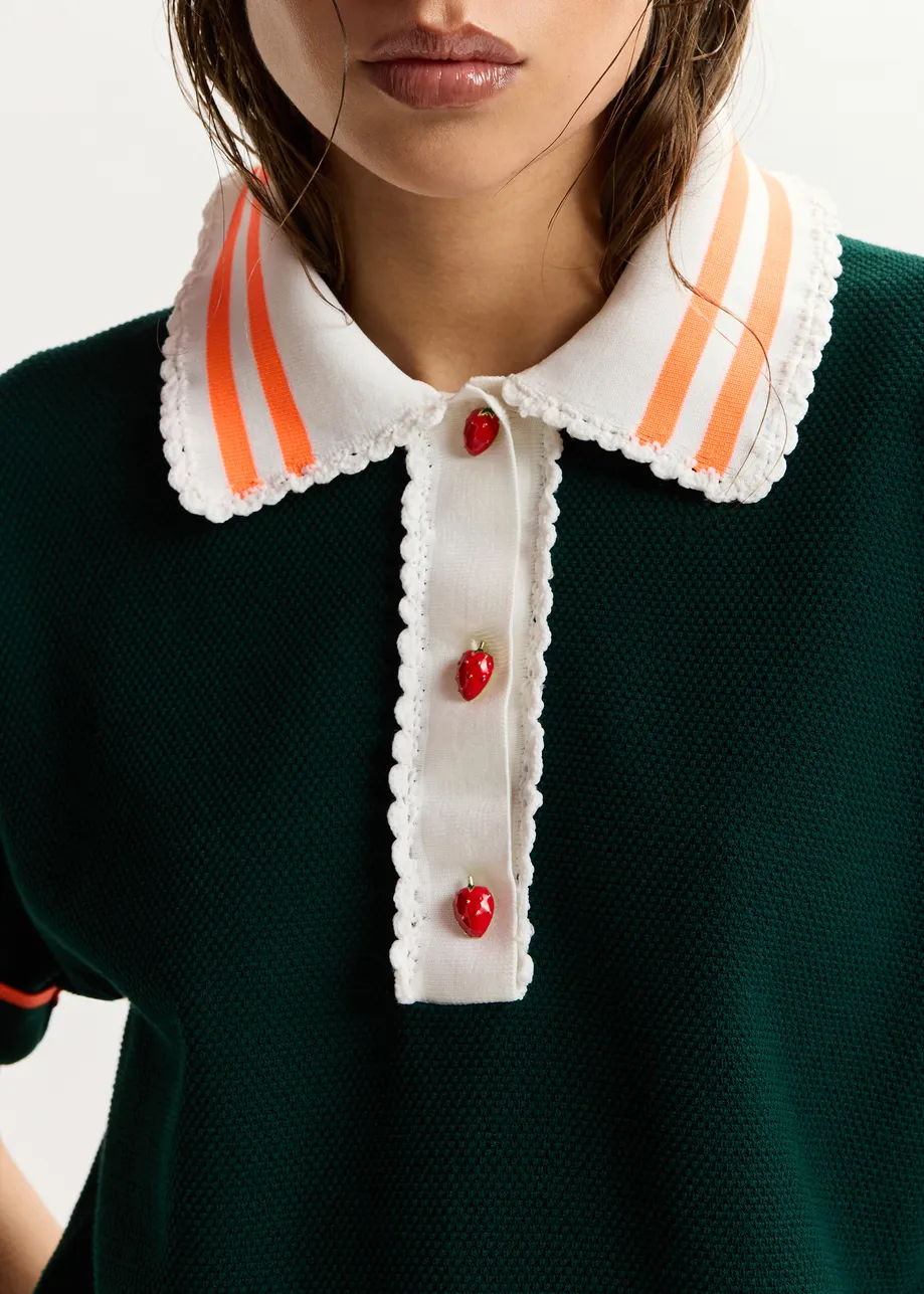 Dunkelgrünes Feinstrick-Poloshirt mit weiß-orangefarbenem Spitzenkragen und erdbeerförmigen Knöpfen