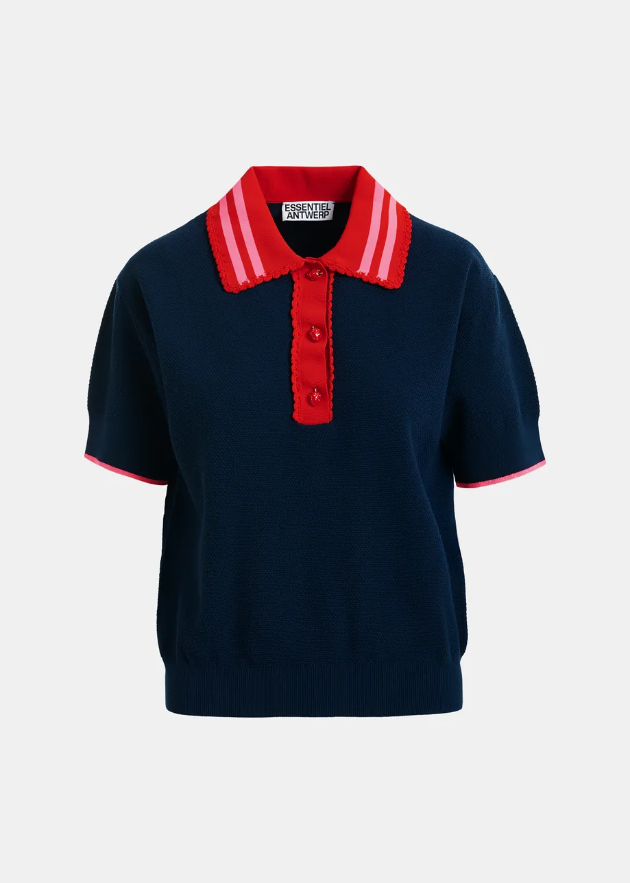Marineblaues Feinstrick-Poloshirt mit rot-rosa Spitzenkragen und erdbeerförmigen Knöpfen