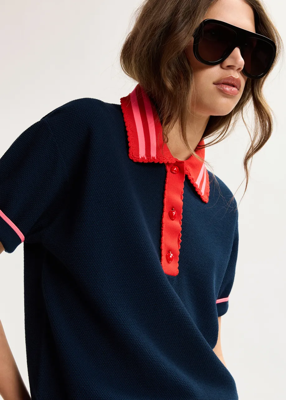 Marineblaues Feinstrick-Poloshirt mit rot-rosa Spitzenkragen und erdbeerförmigen Knöpfen