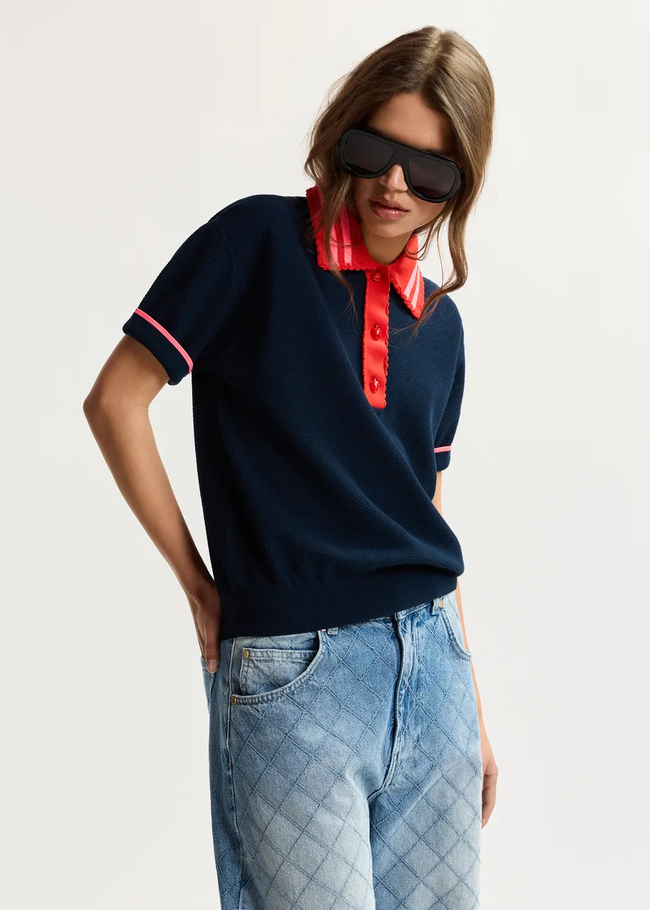 Marineblaues Feinstrick-Poloshirt mit rot-rosa Spitzenkragen und erdbeerförmigen Knöpfen