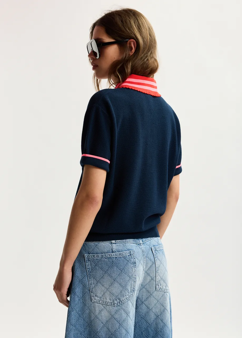 Marineblaues Feinstrick-Poloshirt mit rot-rosa Spitzenkragen und erdbeerförmigen Knöpfen