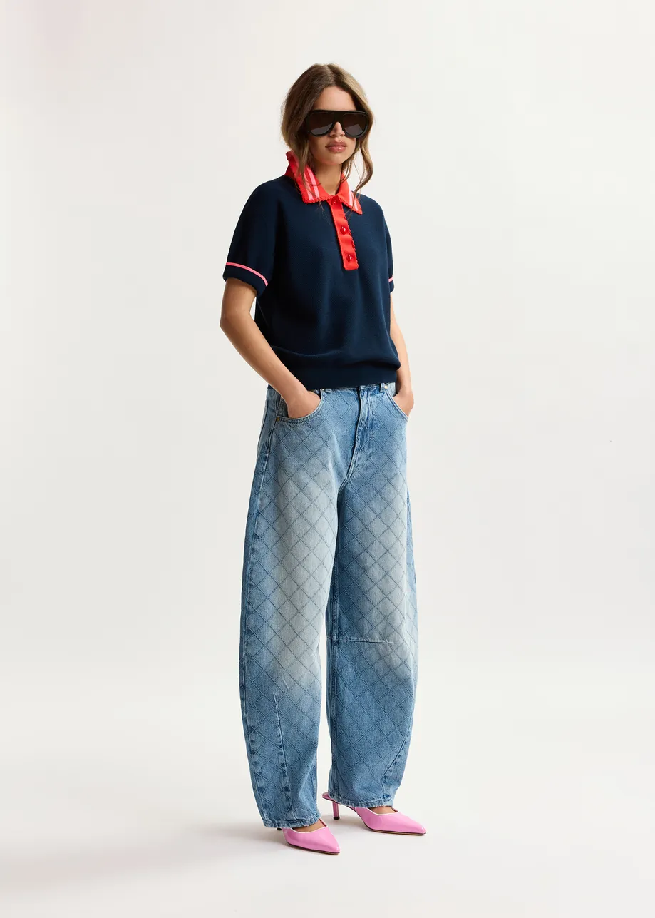 Marineblaues Feinstrick-Poloshirt mit rot-rosa Spitzenkragen und erdbeerförmigen Knöpfen