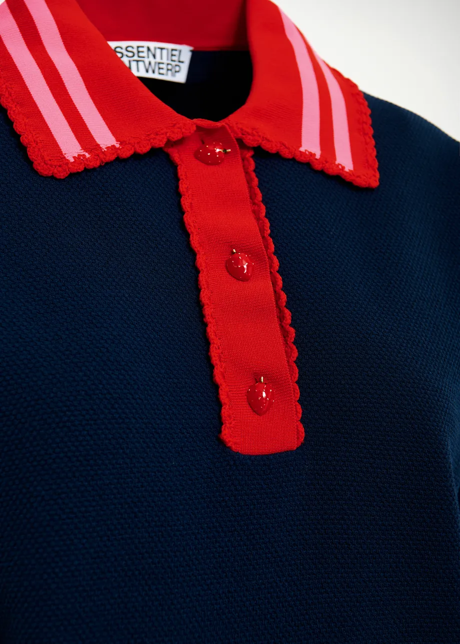 Marineblaues Feinstrick-Poloshirt mit rot-rosa Spitzenkragen und erdbeerförmigen Knöpfen